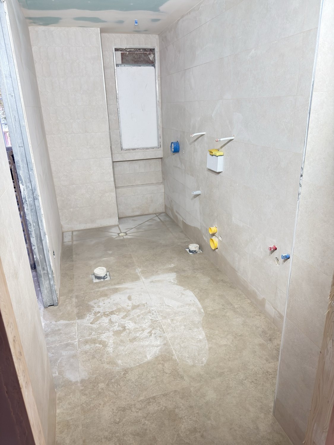 Interior del nuevo baño durante la obra