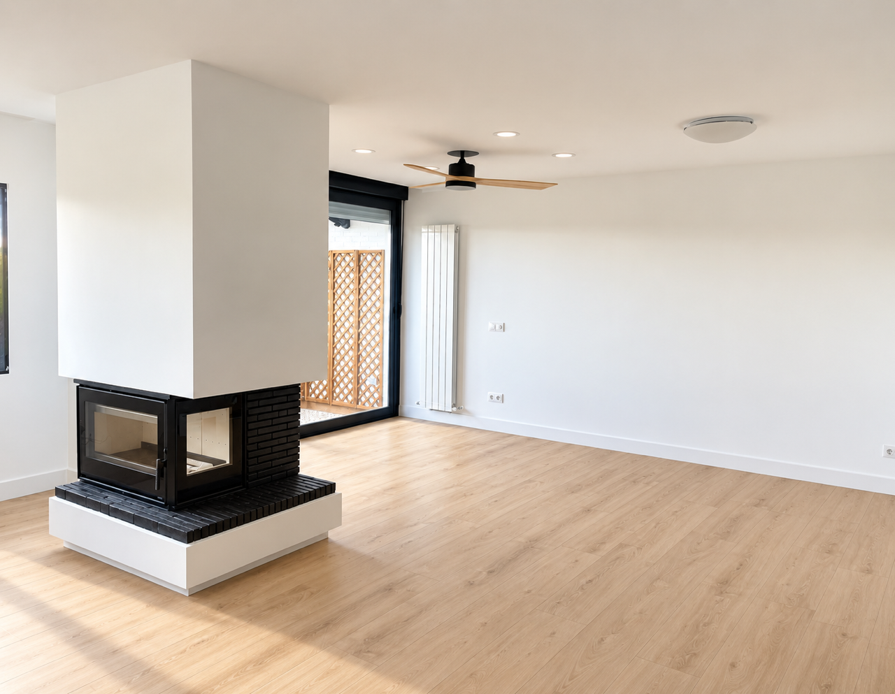 Salón reformado con chimenea en Madrid